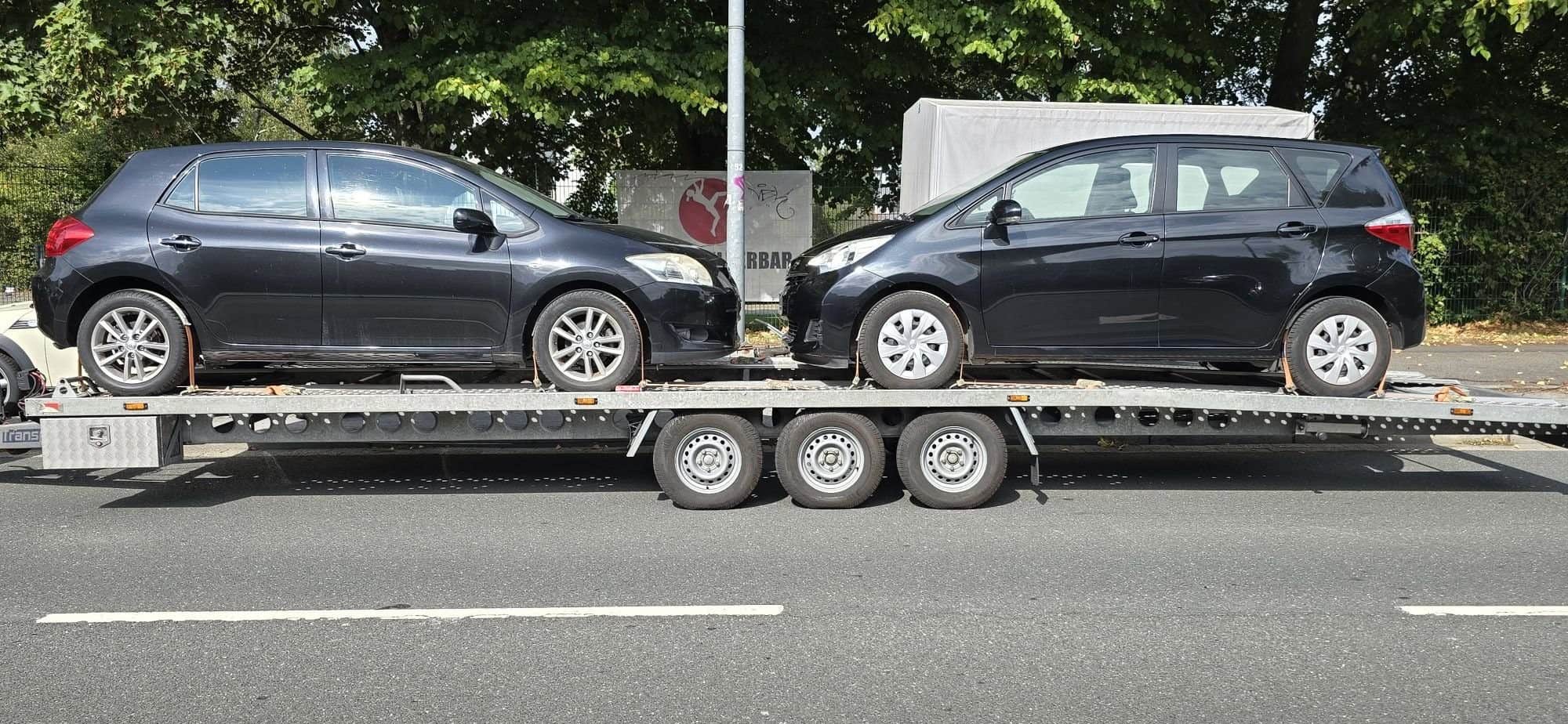 Twee Toyota's op de autoaanhanger, ingekocht in Duitsland