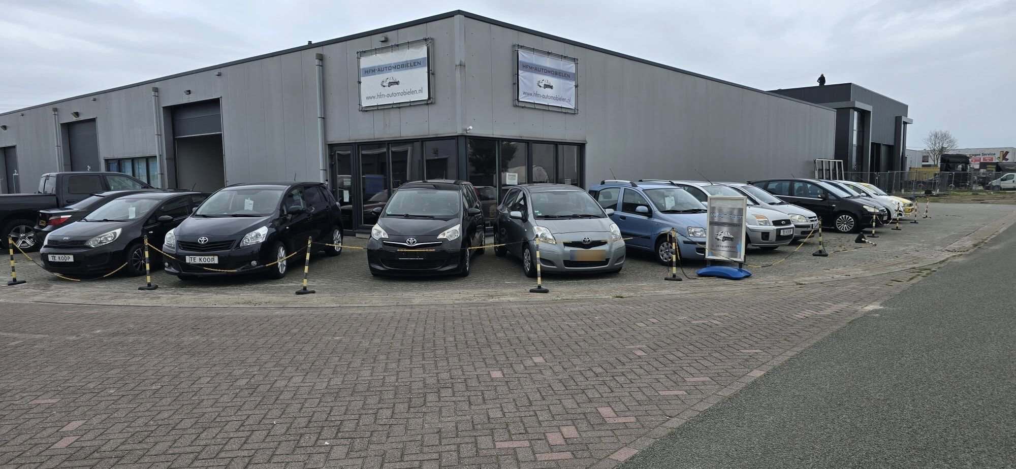Occasions te koop op het voorterrein van HFM Automobielen in Stadskanaal
